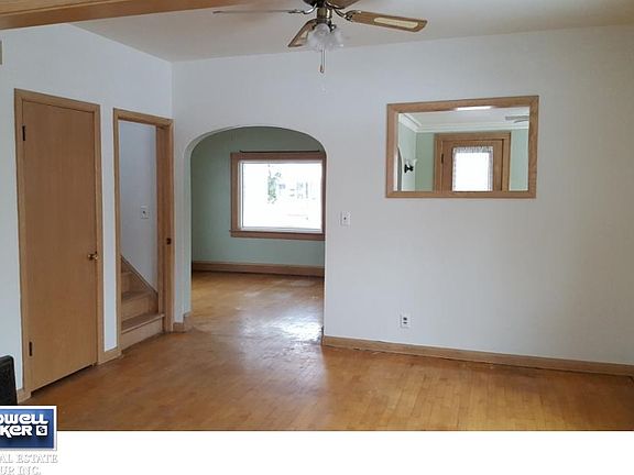 Dining room has a closet.
