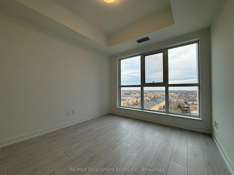 405 Dundas St W #721 — Photo 11