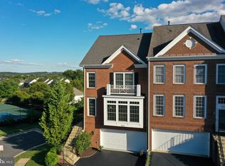 18504 Pineview Sq, Leesburg, VA