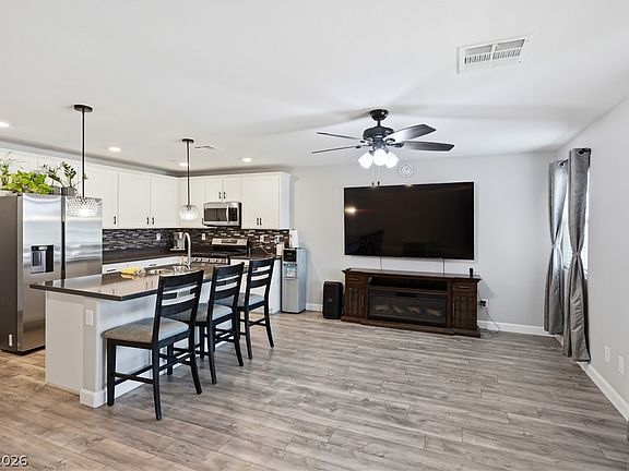 3rd image of 817 Watford Pl