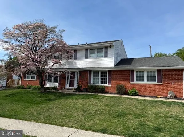 8 Wheatfield Dr, Wilmington, DE 19810