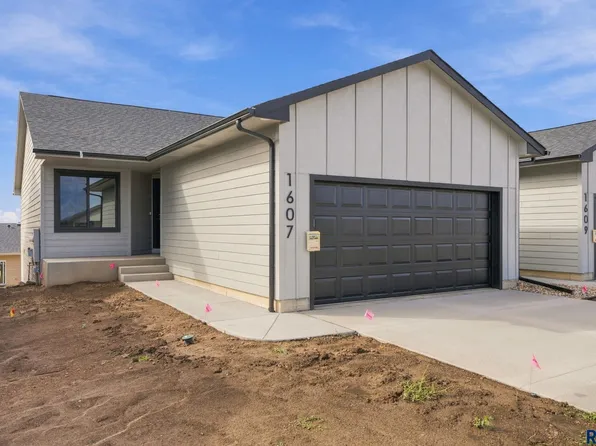 1607 N Tina Dr, Sioux Falls, SD 57110