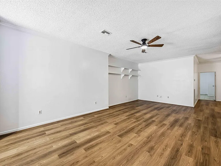 9410 Stonehouse Ln — Photo 3