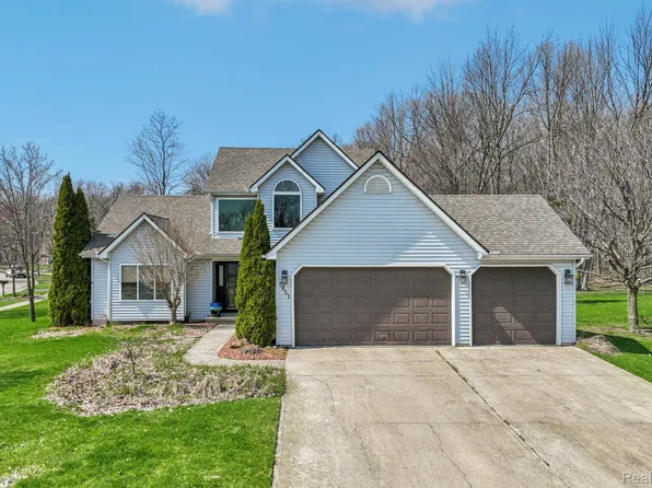 2651 Cherokee Hills Cir, Waterford, MI 48328