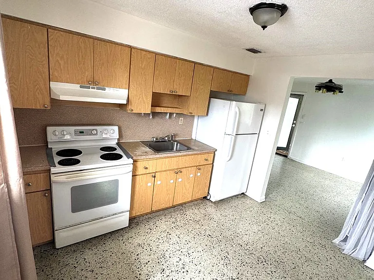 430 NW 9th Ave #3 — Photo 7