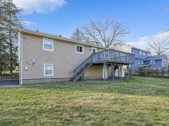 3rd image of 4 Soundview Ave