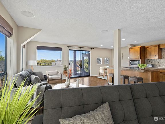 4th image of 809 N G Street #202