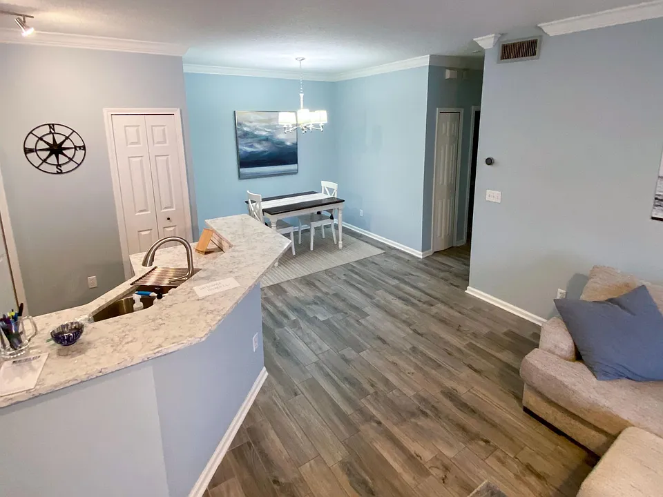 Dining/Bar Area