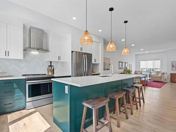 408 N Greenbriar Cmn NW, Calgary, AB T3B 6J3