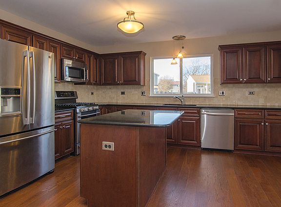 3rd image of 4851 Bordeaux Dr