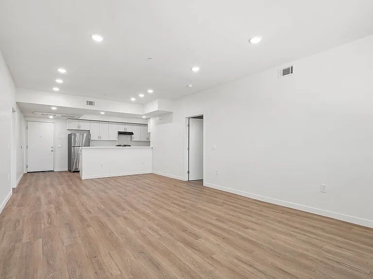 14541 Gilmore St Apartments — Photo 33
