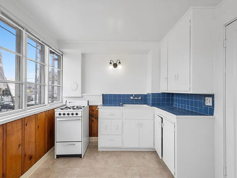 1501 Grand St #D - Studio | 1 bath — Photo 8