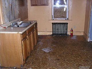 5th image of 296 Yale St