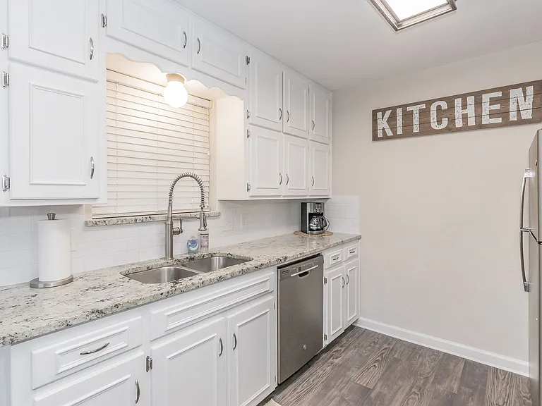 340 Gloria St — Photo 6