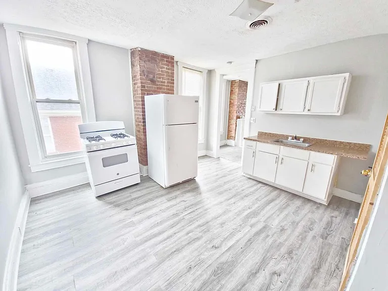 2224 W Jefferson St — Photo 2
