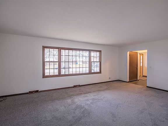 4th image of 719 Sunrise Cir