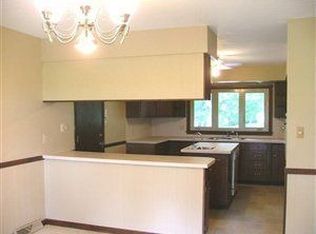 16 Forest Hills Dr, Lincoln, IL 62656