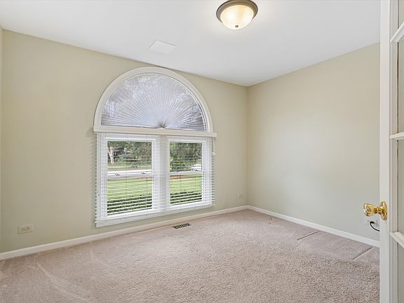 4th image of 860 Saugatuck Trl