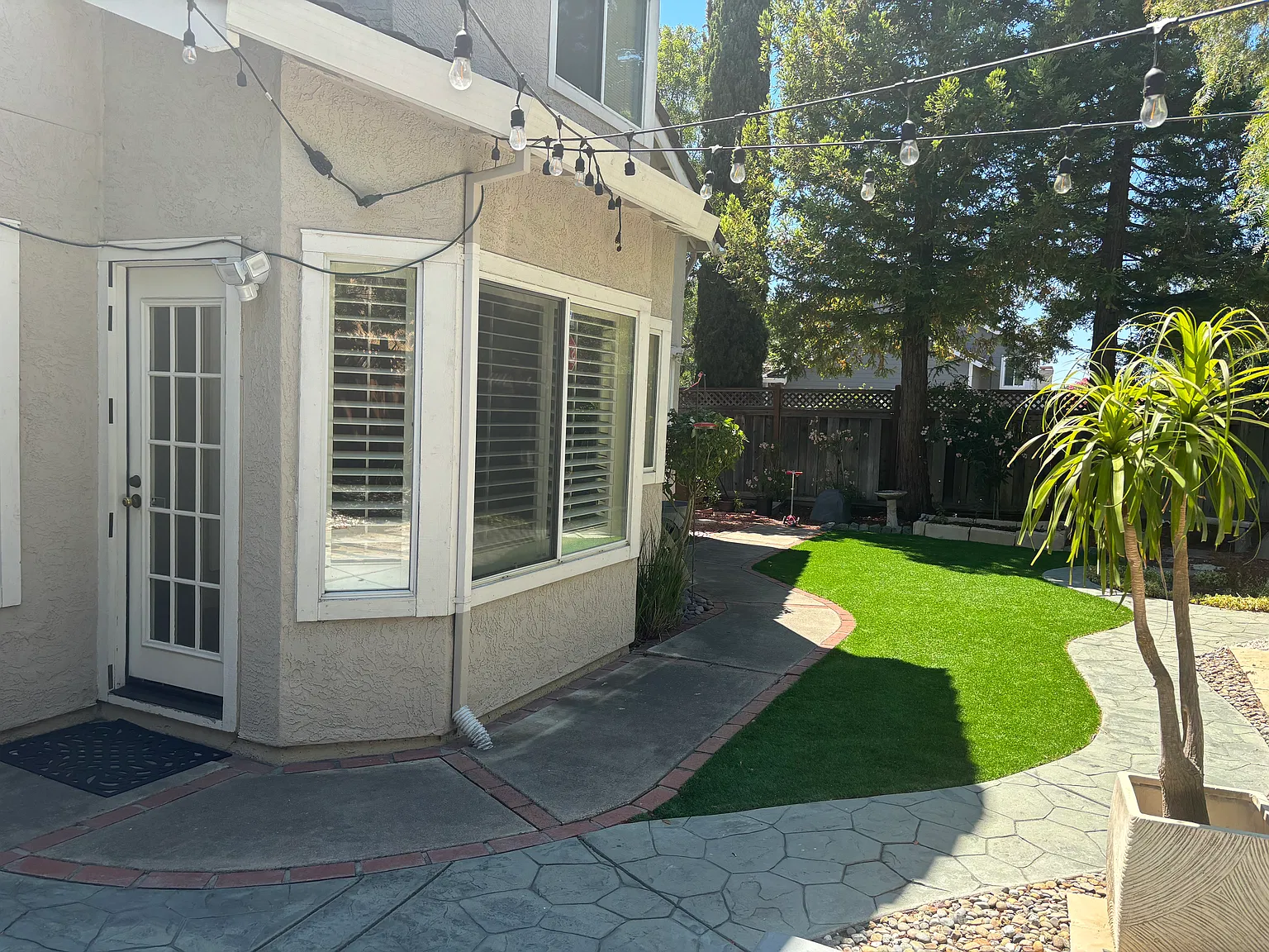 4 bed, 2042 sqft, $4,300 — Photo 2
