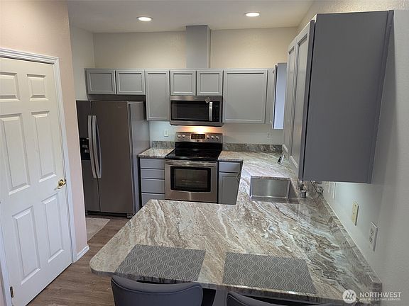5th image of 3203 Lake Drive