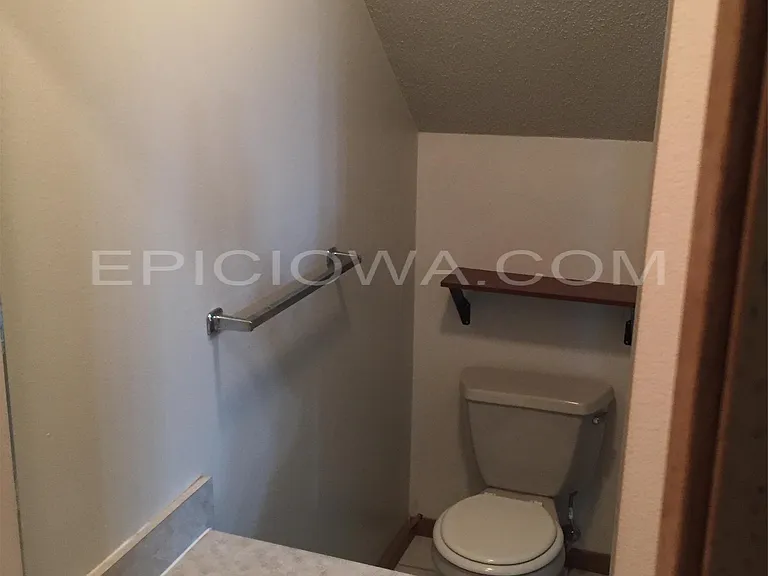 1/2 Bath off of living room