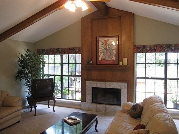 2nd image of 211 Grass Knoll Dr