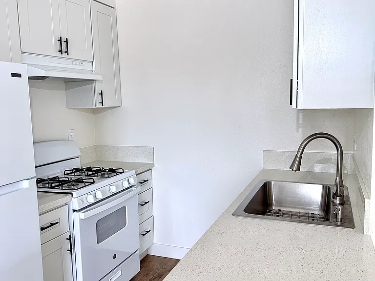 12521 Saticoy St #4 — Photo 9