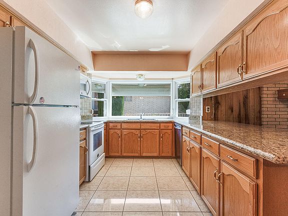 5th image of 10333 Biscaine St