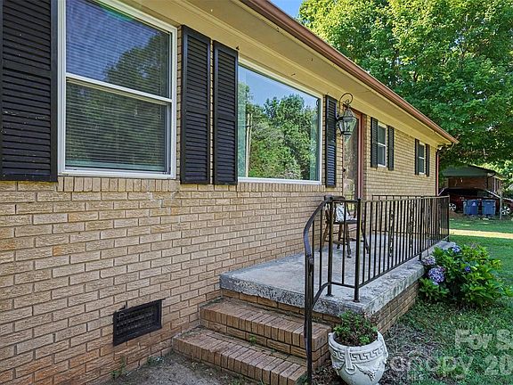 3rd image of 2403 Chevaron Dr