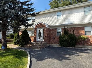1 Tredwell Ct, Syosset, NY 11791