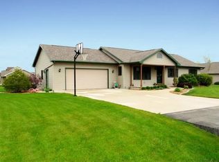 W6927 Stones Cir, Fond Du Lac, WI 54937