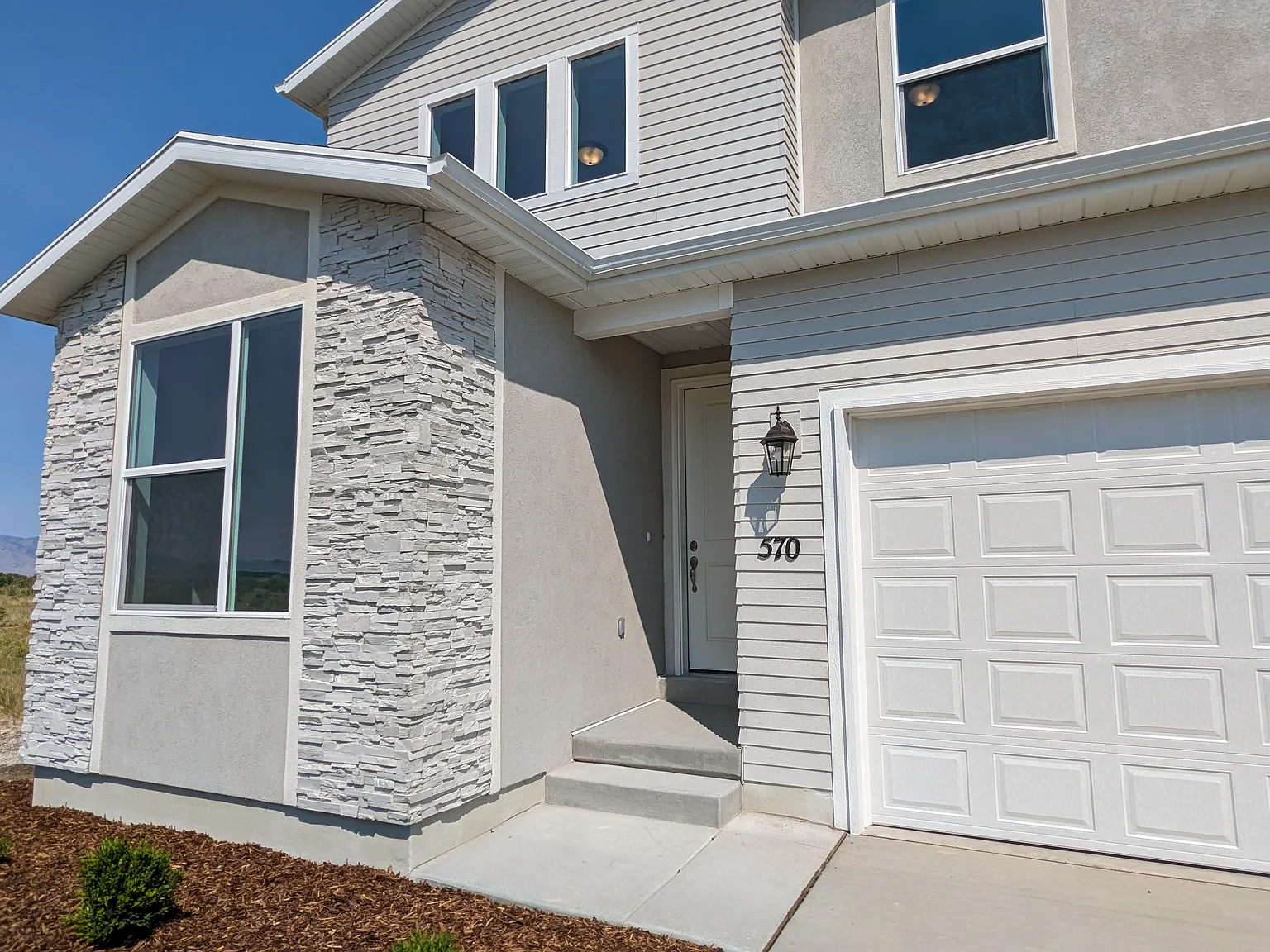 4 bed, 2420 sqft, $2,595 — Photo 2