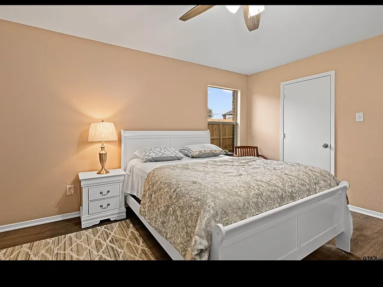 553 Princess Pl — Photo 4