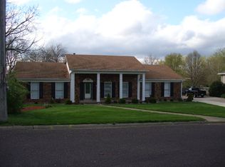 38 Circle Dr, Pekin, IL
