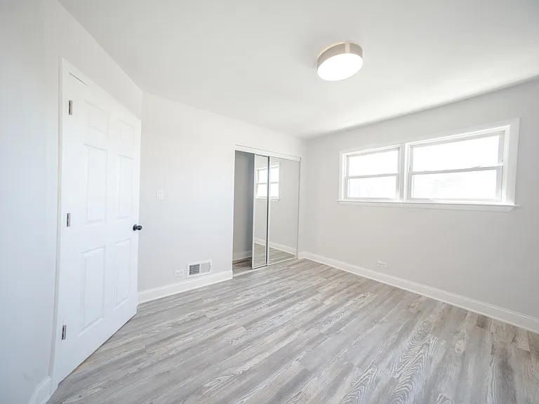 2242 N Lavergne Ave — Photo 4