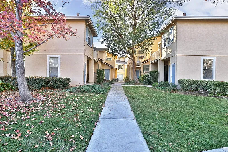 1 bed, 2.0 bath, 975 sqft, $2,700 — Photo 1