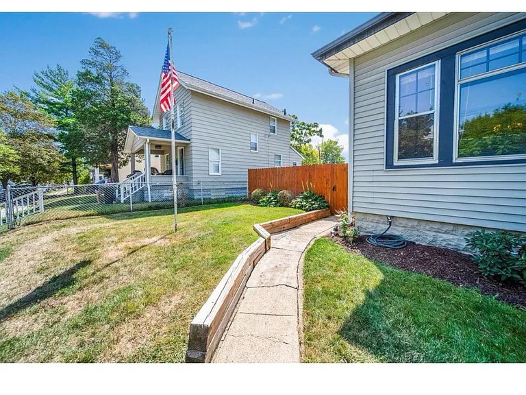 299 E Woodrow Ave — Photo 9
