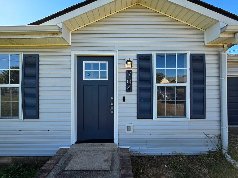 704 Carbondale Dr — Photo 1