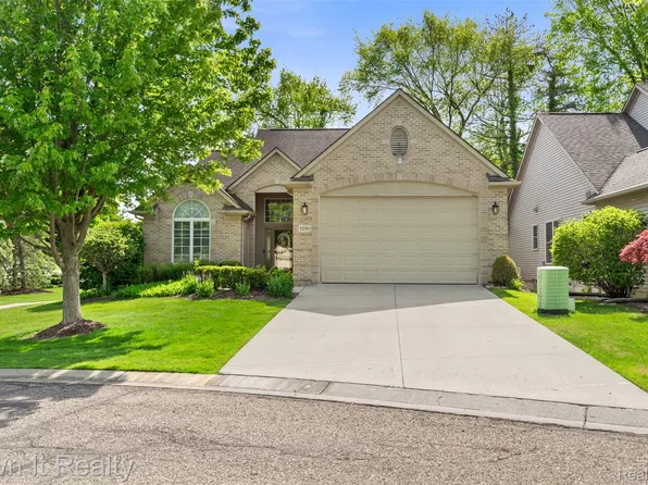1250 Windsong Dr, Waterford, MI 48327