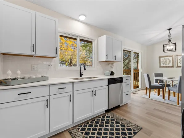 112218 James Ct, Chaska, MN 55318