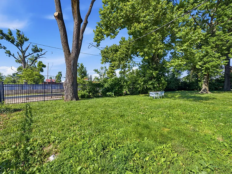 5750 Pershing Ave #2W — Photo 24