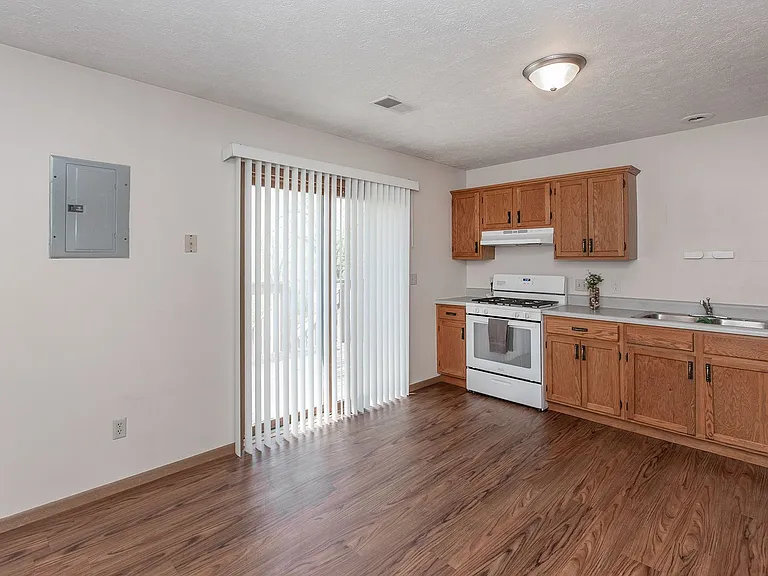 921 Pius Ln — Photo 2
