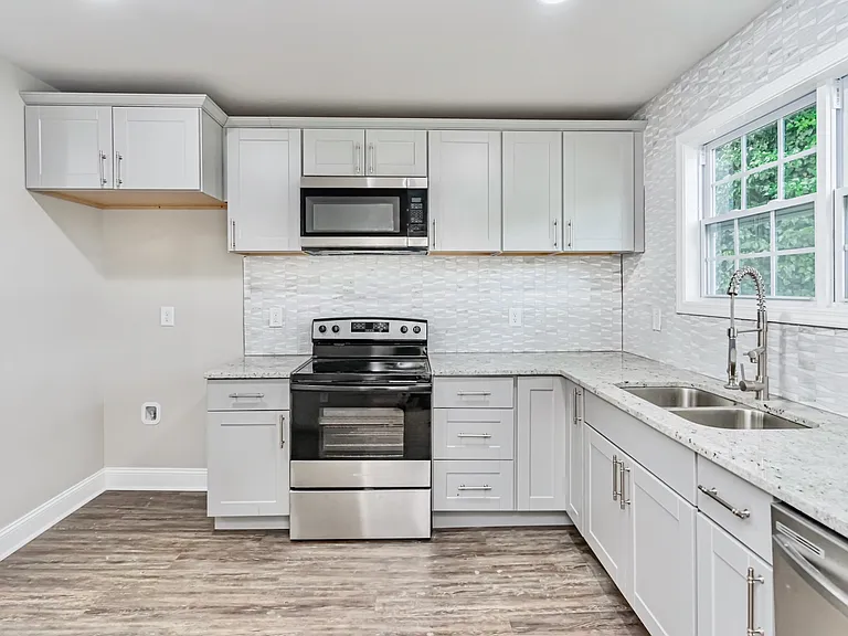 115 Sterling St — Photo 8