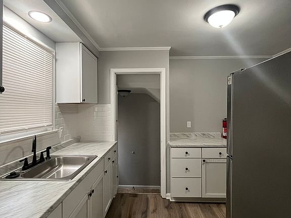 4th image of 1126 Mill St
