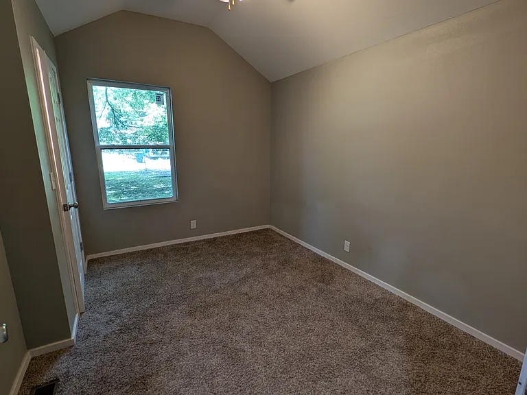 820 S Moffet Ave — Photo 5