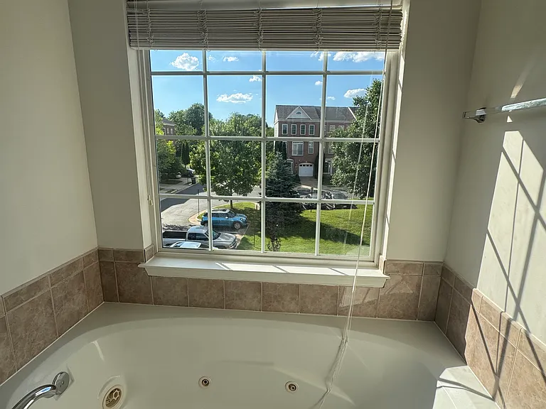 Bathroom 1 (full)