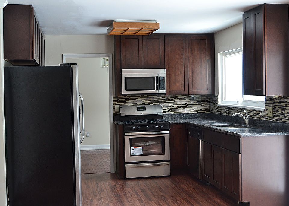 1st image of 821 Barclay Dr