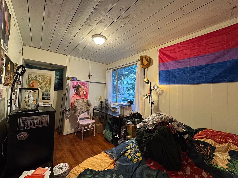 5 Bed 1.5 Bath in Fairhaven Close to Everything On a Bus Line — Photo 13