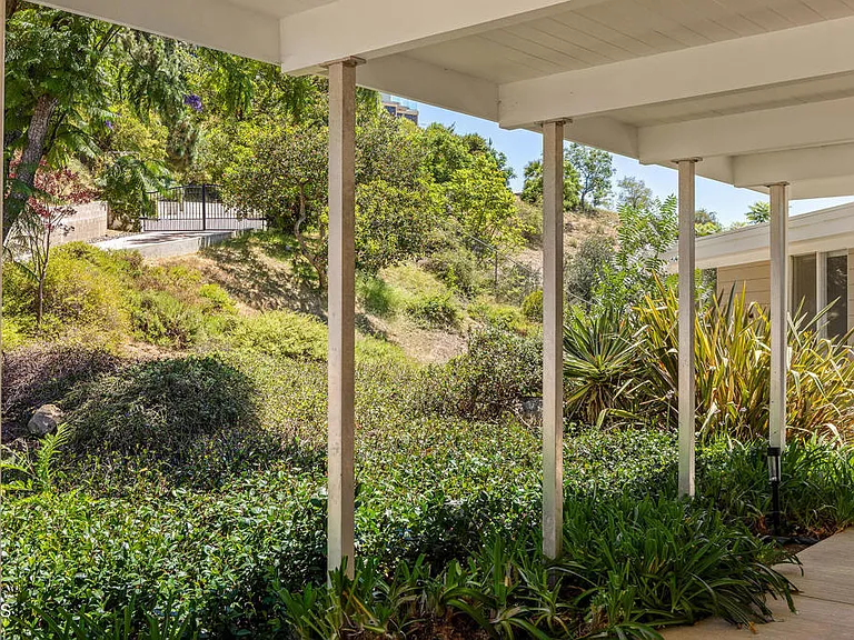 2075 Linda Flora Dr — Photo 20