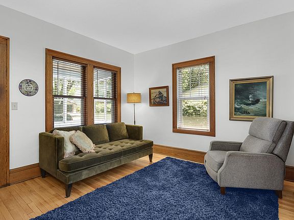 5th image of 725 Charlton St